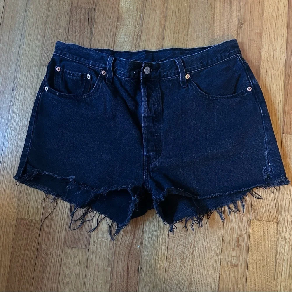 Levi’s Women’s Washed Black Denim Cut Off 501 Button Fly Shorts size 34 (O)